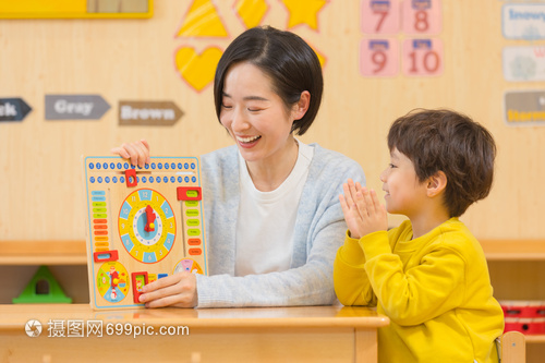 玩具里的童年世界 幼儿园老师与男孩的学前教育互动